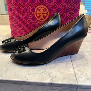 Tory Burch Black Lowell 2 size 7 65mm peep toe